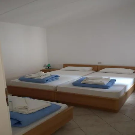 - Comfort Two-bedroom F5 Apartment *