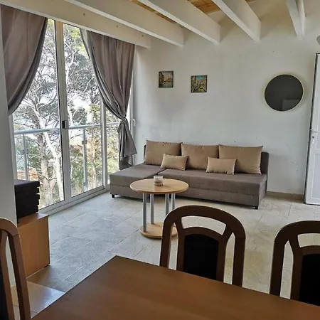 - Comfort Two-bedroom F5 Apartment Lumbarda